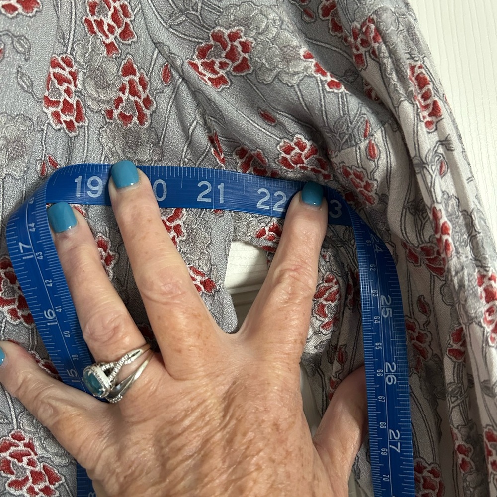 🌹Lucky Brand Gray Blouse with Puff Sleeves and Buttoned Style - Picture 7 of 9